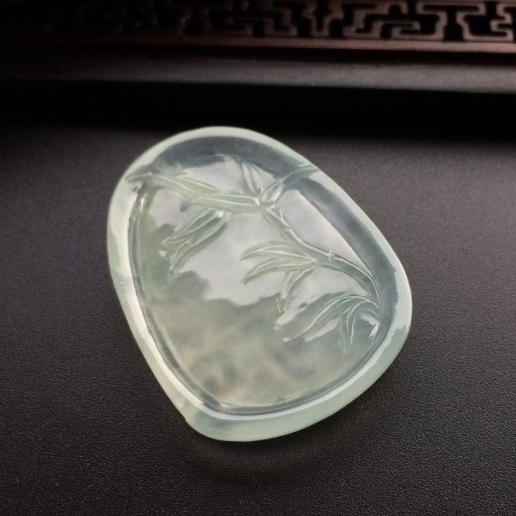 （超值推荐）冰种略飘花松鹤延年挂件