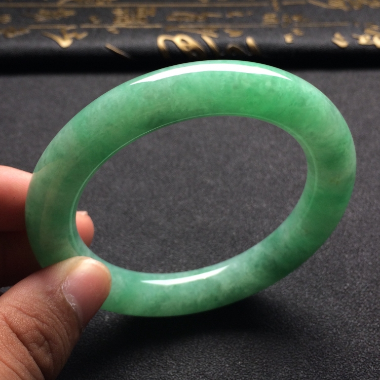 （超值推荐）糯冰种豆色圆条手镯（56.7mm）