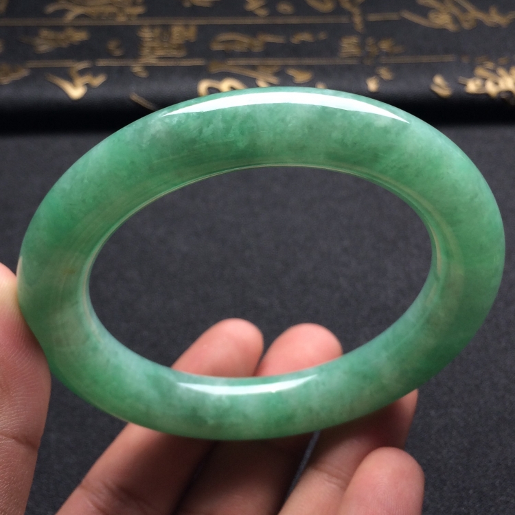 （超值推荐）糯冰种豆色圆条手镯（56.7mm）