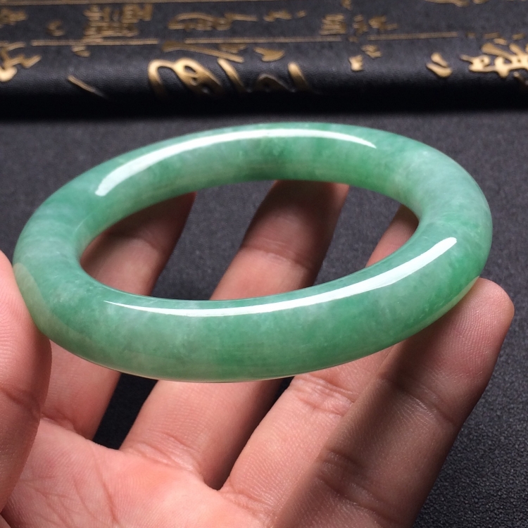 （超值推荐）糯冰种豆色圆条手镯（56.7mm）