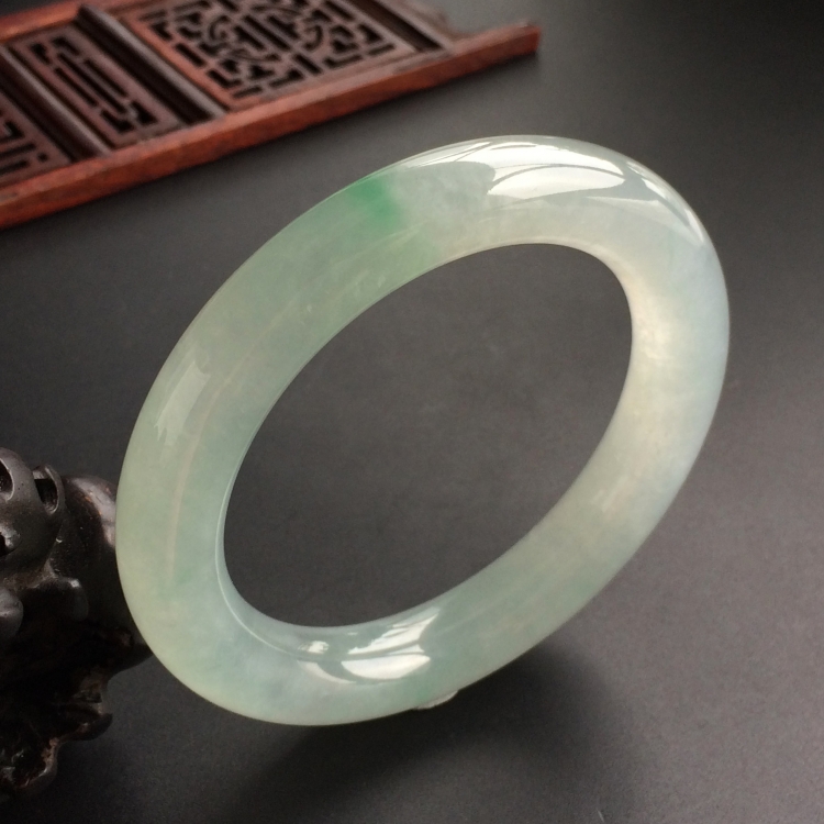 (超值推荐)冰种晴水略飘绿花圆条手镯(54mm)