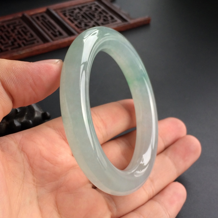 (超值推荐)冰种晴水略飘绿花圆条手镯(54mm)