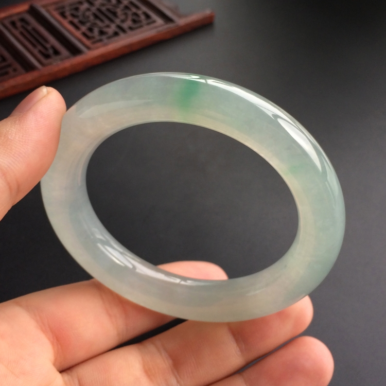 (超值推荐)冰种晴水略飘绿花圆条手镯(54mm)