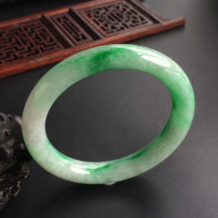 (超值推荐)糯冰种飘翠圆条手镯(55.2mm)
