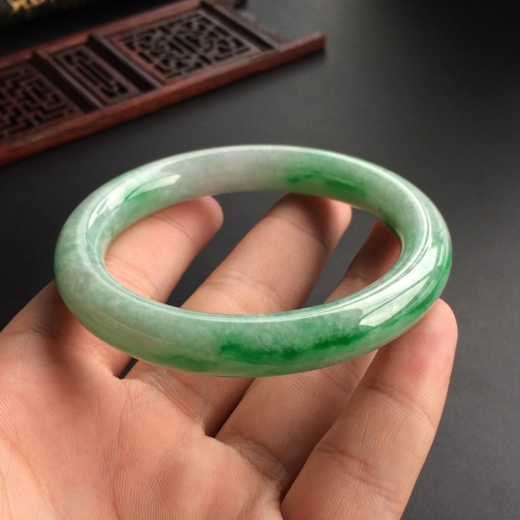 (超值推荐)糯冰种飘翠圆条手镯(55.2mm)