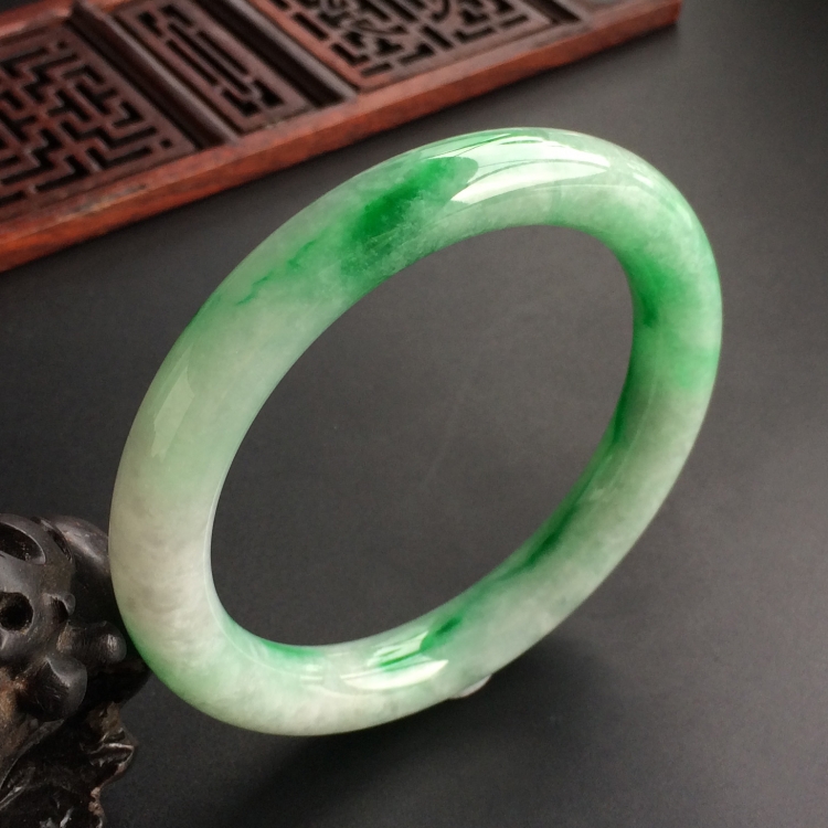 (超值推荐)糯冰种飘翠圆条手镯(55.2mm)