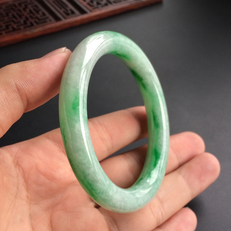 (超值推荐)糯冰种飘翠圆条手镯(55.2mm)