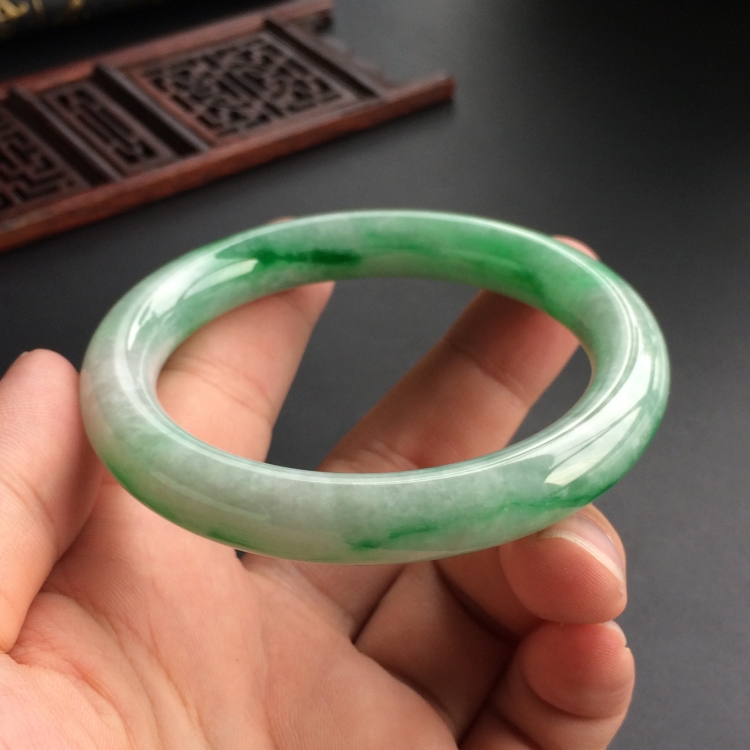 (超值推荐)糯冰种飘翠圆条手镯(55.2mm)