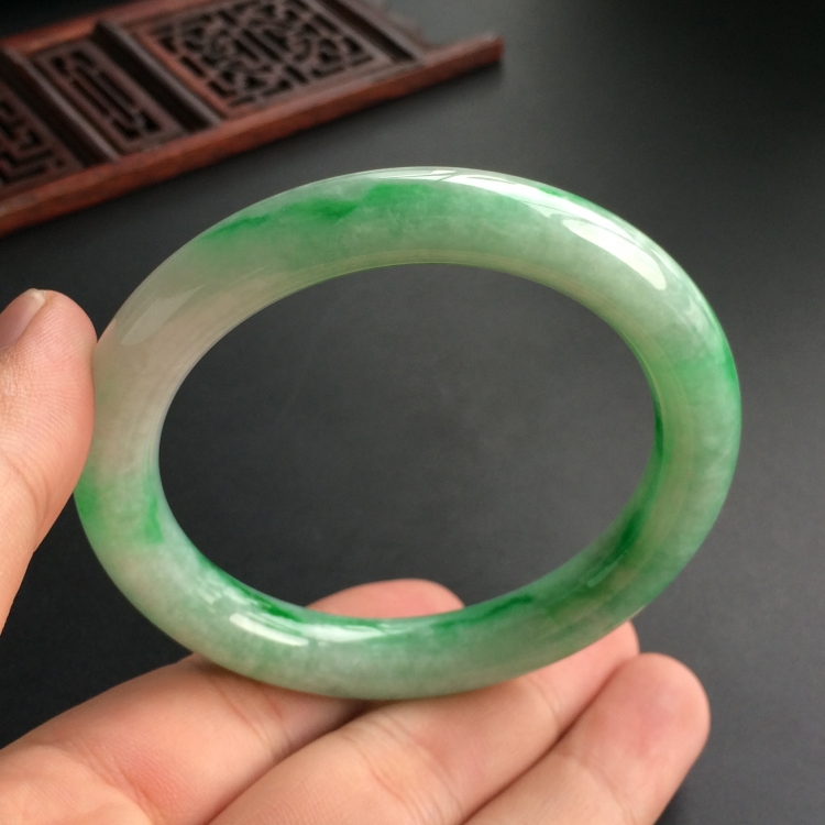 (超值推荐)糯冰种飘翠圆条手镯(55.2mm)