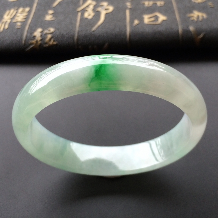 (超值推荐)糯冰种飘阳绿贵妃手镯(54.2mm-48.4mm)