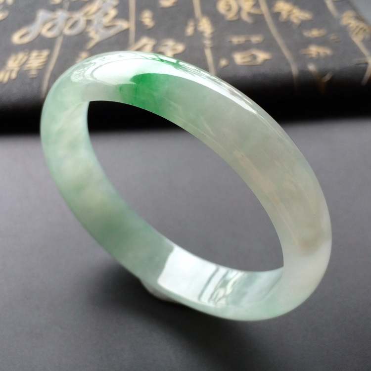(超值推荐)糯冰种飘阳绿贵妃手镯(54.2mm-48.4mm)