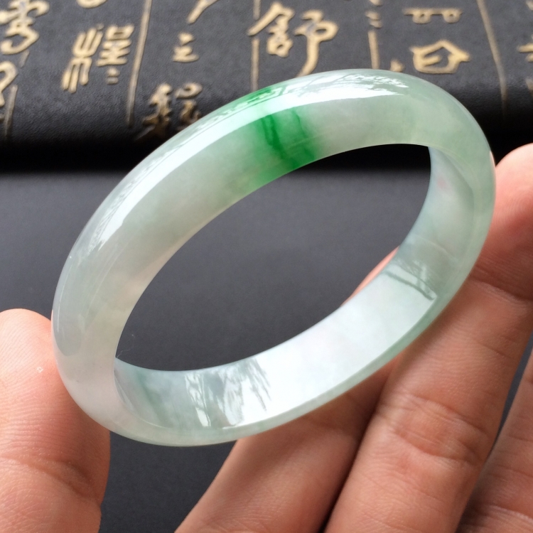 (超值推荐)糯冰种飘阳绿贵妃手镯(54.2mm-48.4mm)