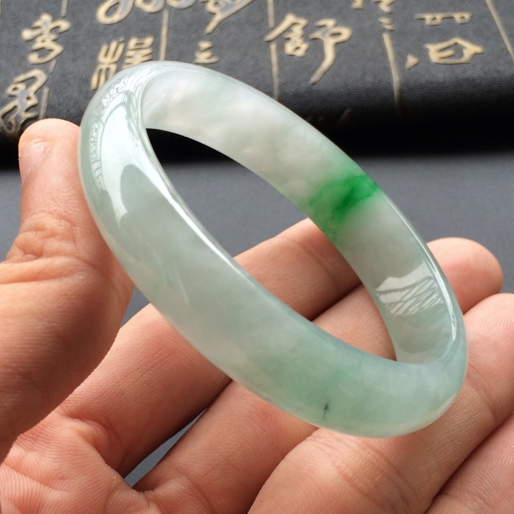 (超值推荐)糯冰种飘阳绿贵妃手镯(54.2mm-48.4mm)