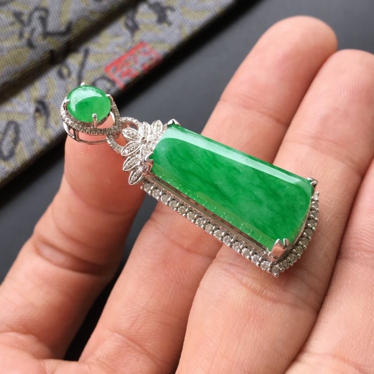 (超值推荐)糯冰种飘翠镶白金钻石平安牌胸坠