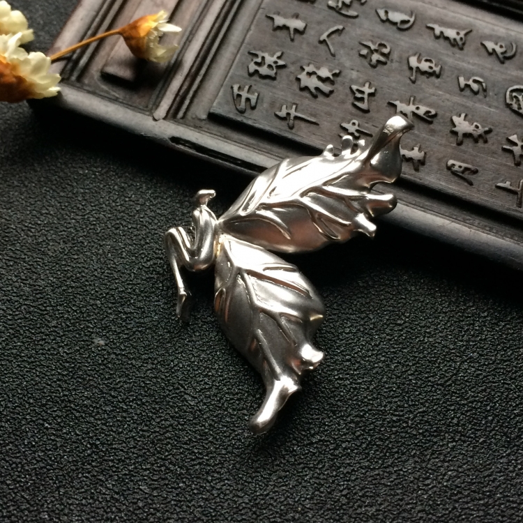 （超值推荐）镶白金糯冰种翠色蝶舞胸坠