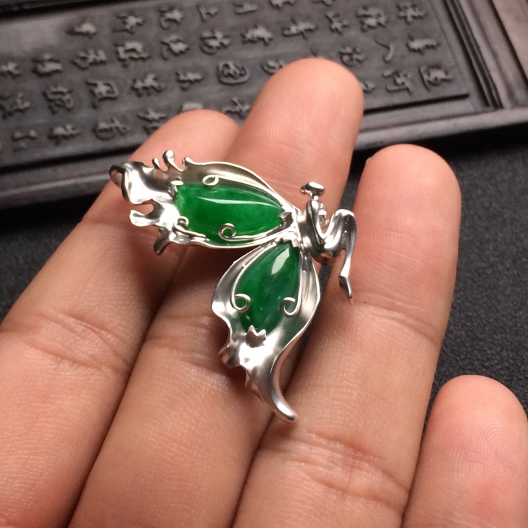 （超值推荐）镶白金糯冰种翠色蝶舞胸坠