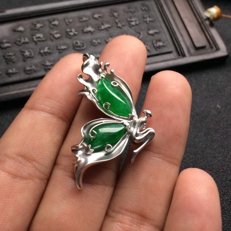 （超值推荐）镶白金糯冰种翠色蝶舞胸坠