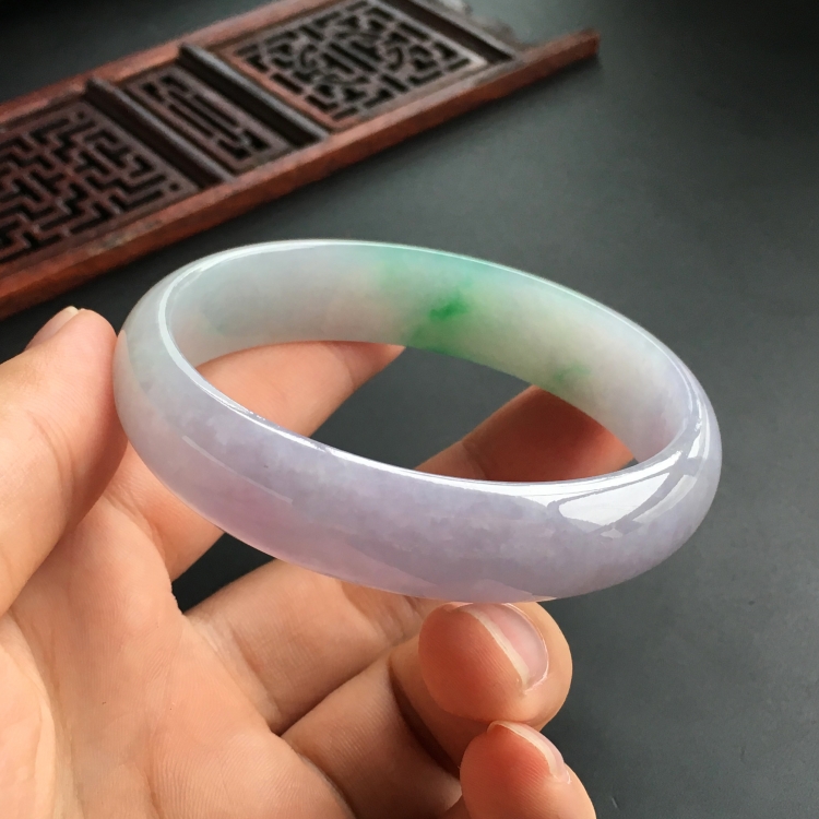 (超值推荐)糯冰种春带彩贵妃镯(57.6mm-50.3mm)