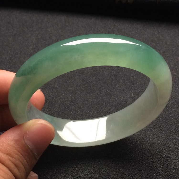 （超值推荐）冰种略飘花手镯（56.2mm）