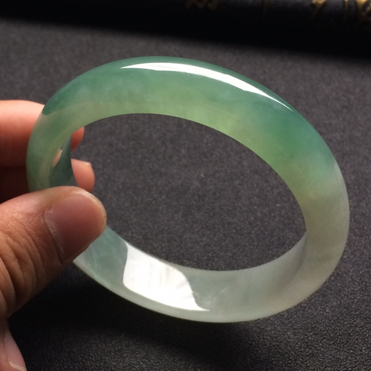 （超值推荐）冰种略飘花手镯（56.2mm）