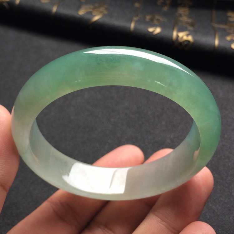 （超值推荐）冰种略飘花手镯（56.2mm）
