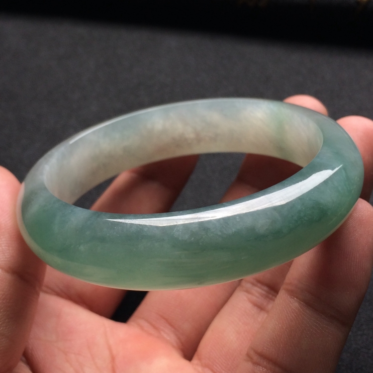 （超值推荐）冰种略飘花手镯（56.2mm）