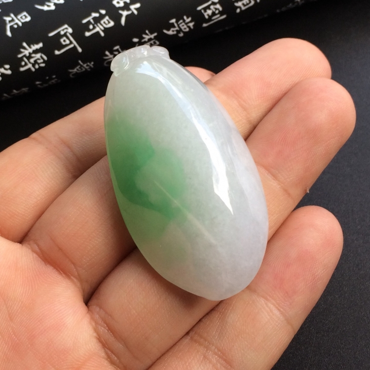 （超值推荐）糯冰种飘绿花福瓜挂件