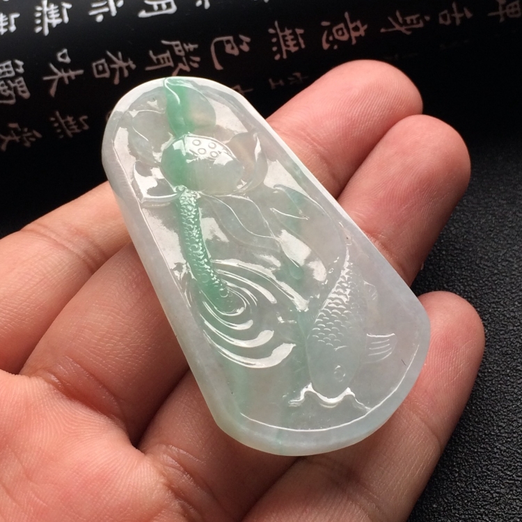 （超值推荐）糯冰种略飘花年年有余挂件
