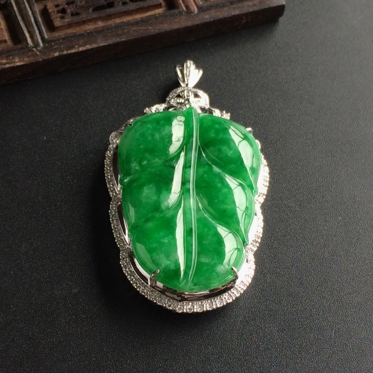 (超值推荐)糯冰种翠色镶白金钻石金枝玉叶胸坠
