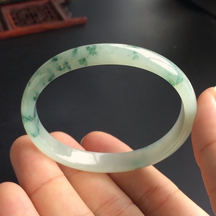 (超值推荐)糯冰种飘花贵妃镯(54.8mm-47.9mm)