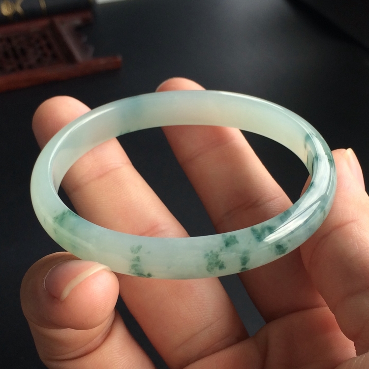 (超值推荐)糯冰种飘花贵妃镯(54.8mm-47.9mm)