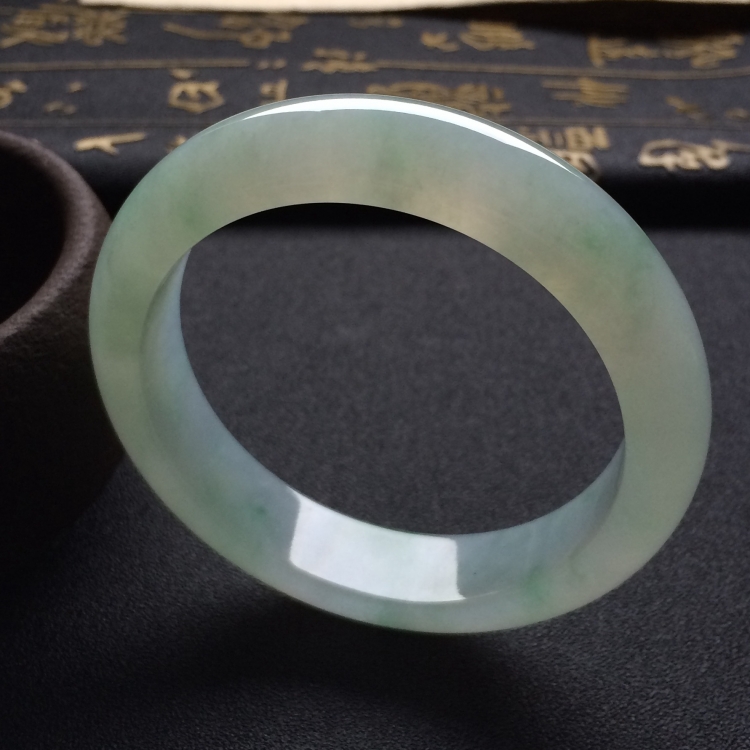 （超值推荐）糯冰种略飘花手镯（57.8mm）