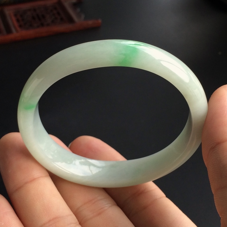 (超值推荐)糯冰种飘翠贵妃镯(55mm-47.8mm)