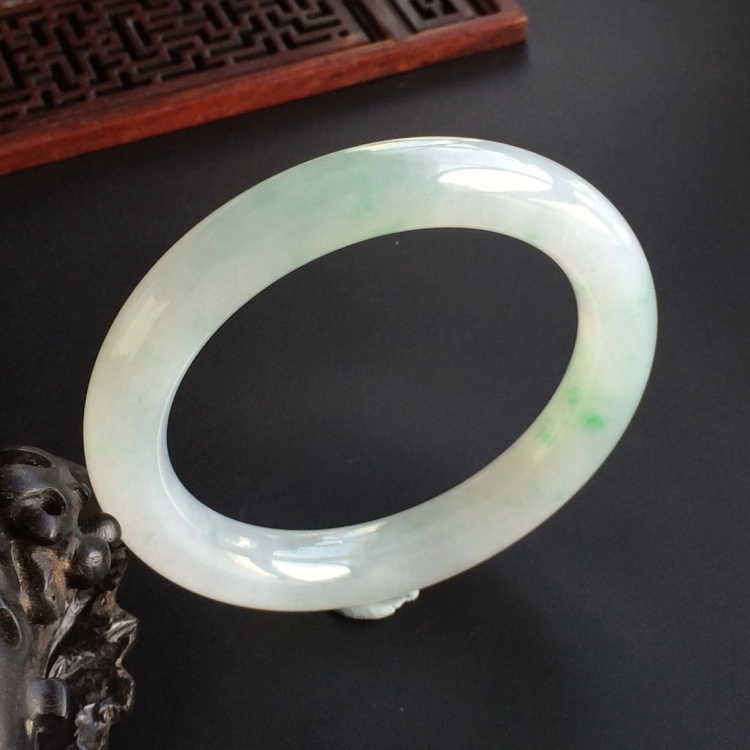 (超值推荐)糯冰种飘绿花圆条手镯(55.6mm)