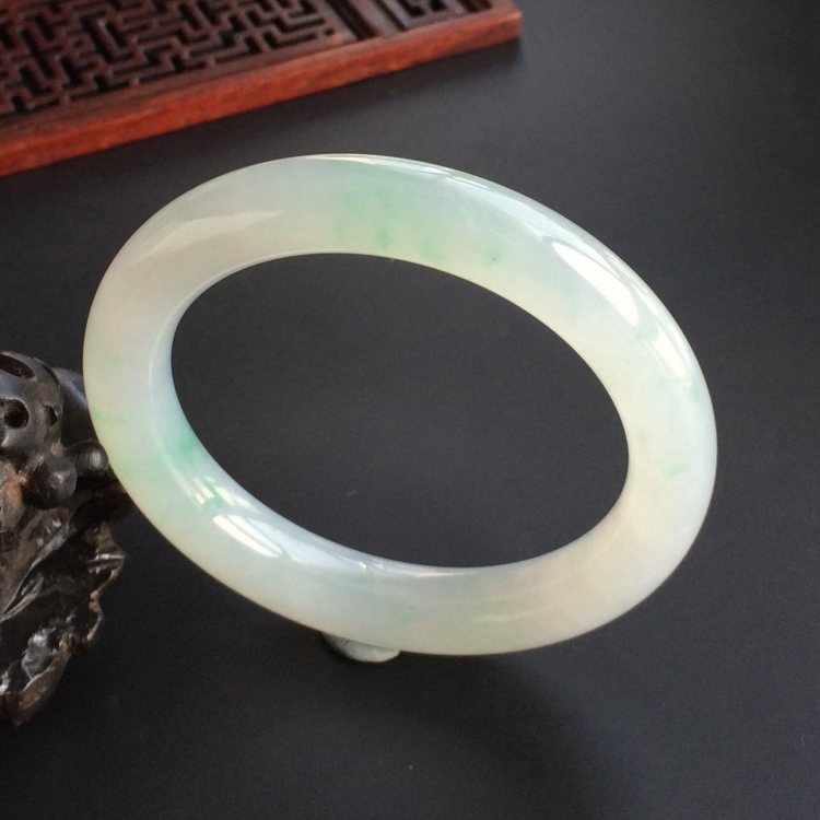 (超值推荐)糯冰种飘绿花圆条手镯(55.6mm)