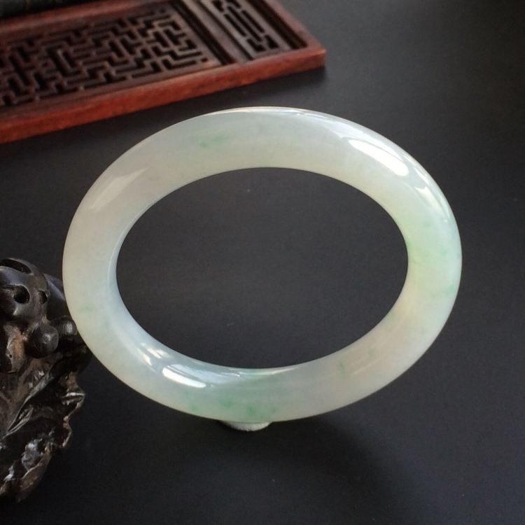 (超值推荐)糯冰种飘绿花圆条手镯(55.6mm)