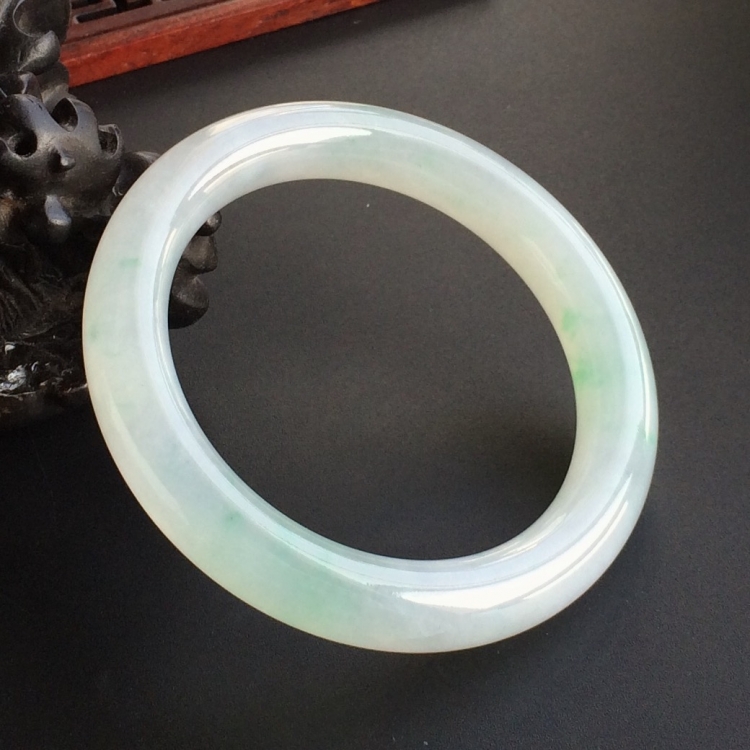(超值推荐)糯冰种飘绿花圆条手镯(55.6mm)