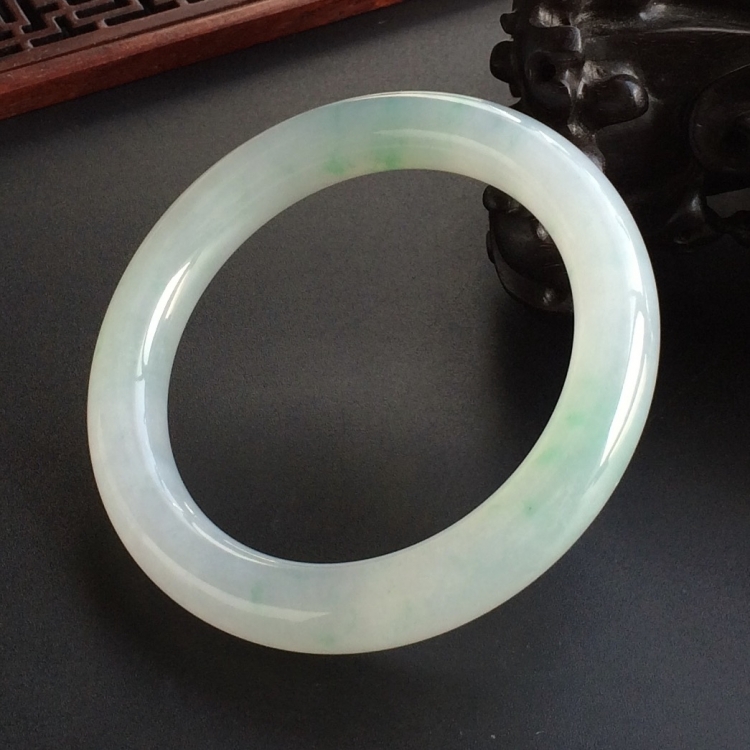 (超值推荐)糯冰种飘绿花圆条手镯(55.6mm)