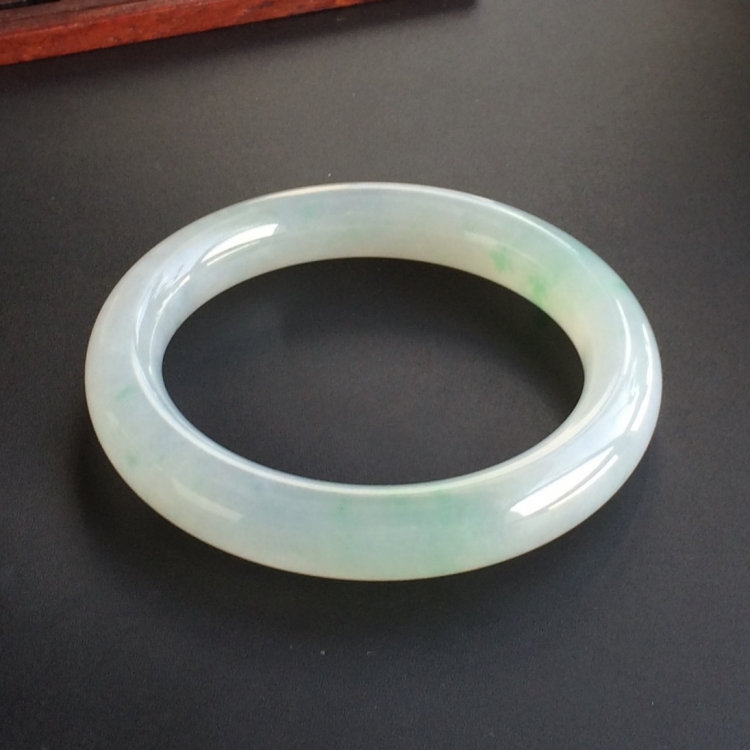 (超值推荐)糯冰种飘绿花圆条手镯(55.6mm)