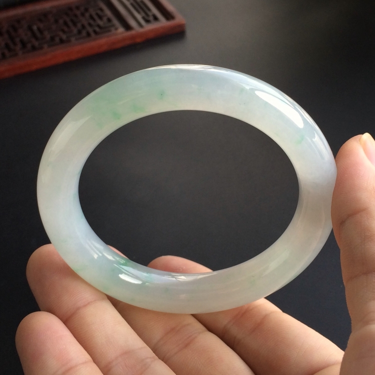 (超值推荐)糯冰种飘绿花圆条手镯(55.6mm)