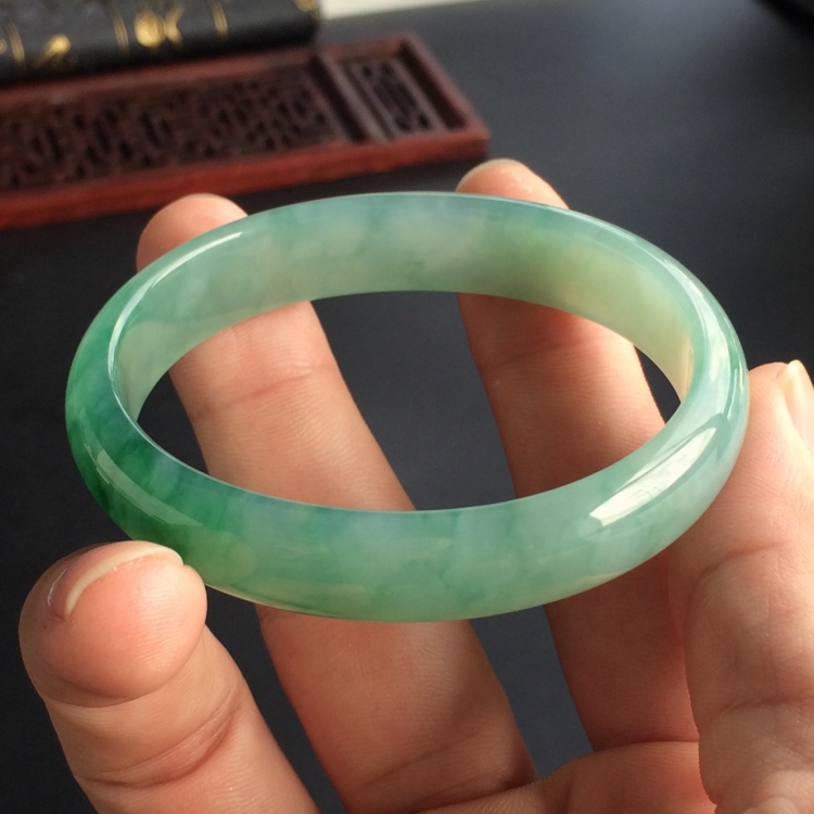 (超值推荐)糯冰种飘花贵妃镯(54.5mm-45.8mm)