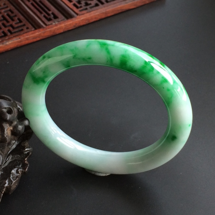 (超值推荐)糯冰种飘翠圆条手镯(55.5mm)