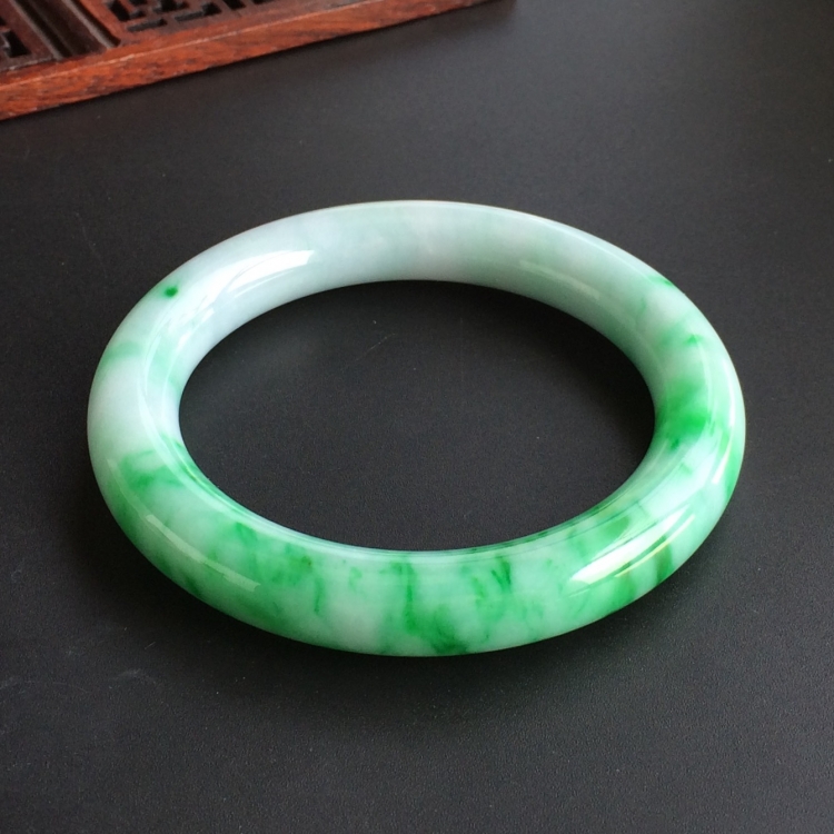 (超值推荐)糯冰种飘翠圆条手镯(55.5mm)