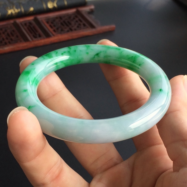 (超值推荐)糯冰种飘翠圆条手镯(55.5mm)