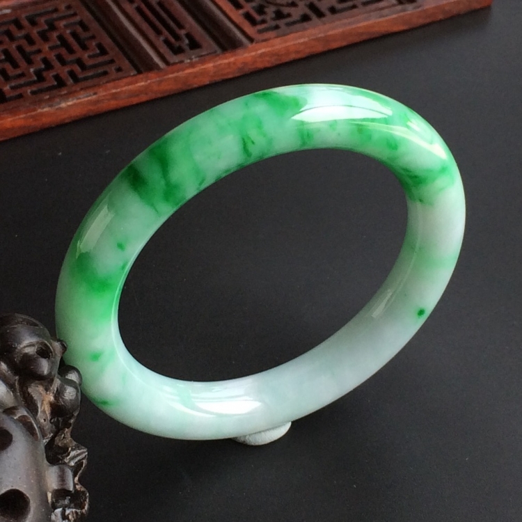 (超值推荐)糯冰种飘翠圆条手镯(55.5mm)