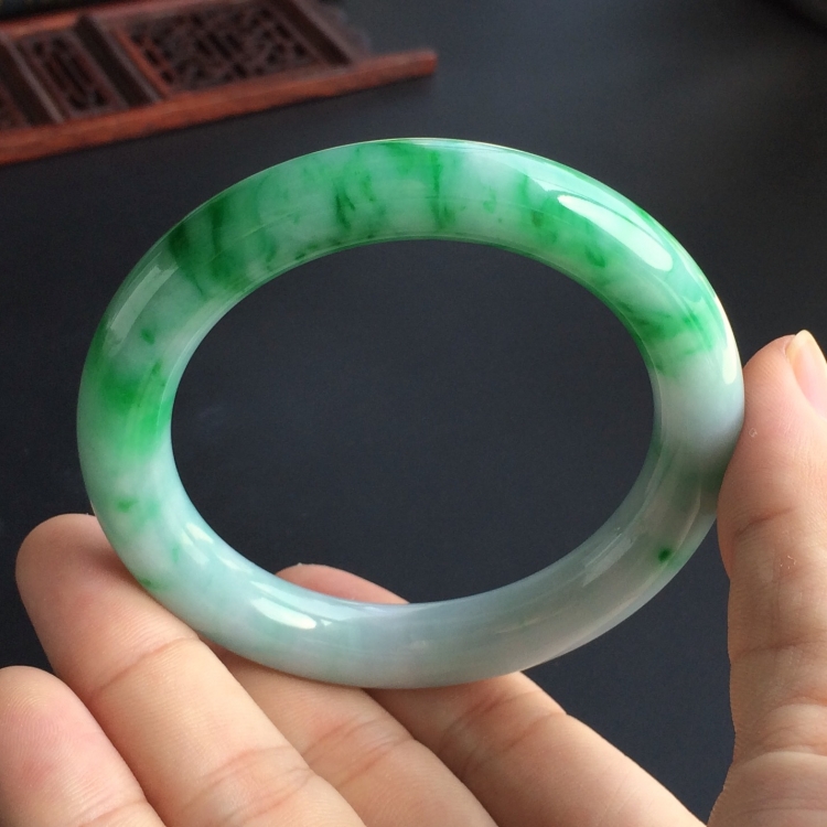 (超值推荐)糯冰种飘翠圆条手镯(55.5mm)