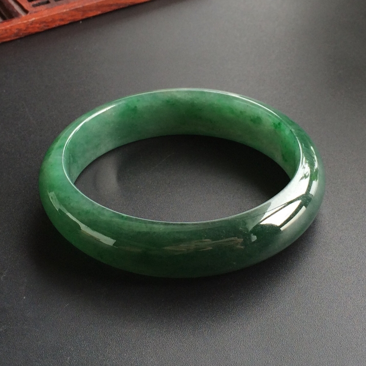 (超值推荐)糯冰种油青略飘翠贵妃镯(57.2mm-50.4mm)