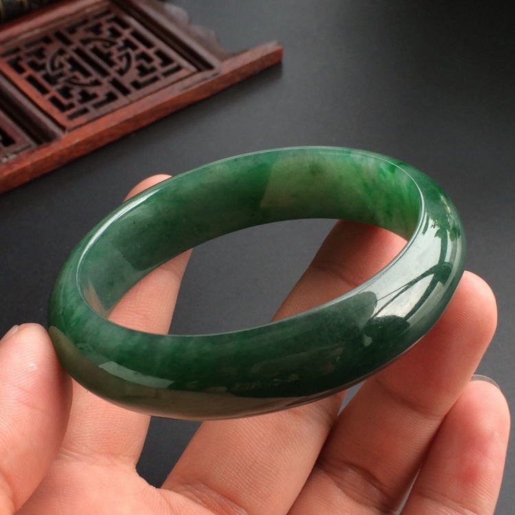 (超值推荐)糯冰种油青略飘翠贵妃镯(57.2mm-50.4mm)
