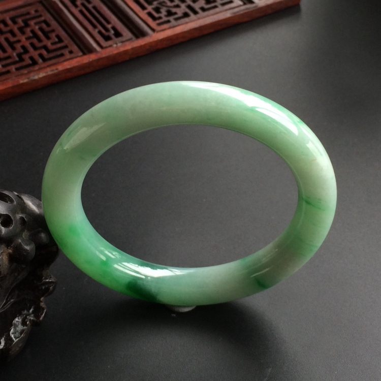 (超值推荐)糯冰种飘翠圆条手镯(55.4mm)