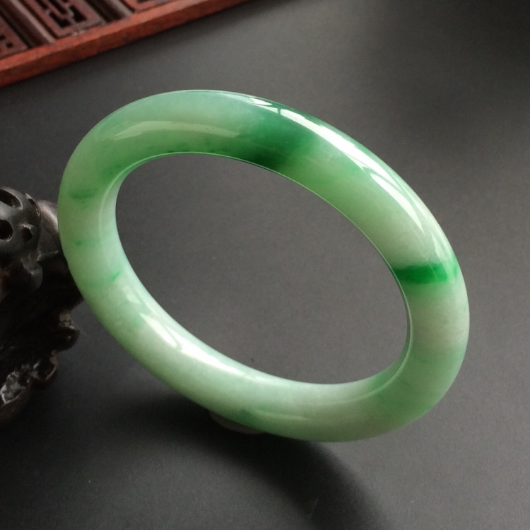 (超值推荐)糯冰种飘翠圆条手镯(55.4mm)